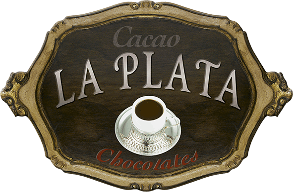 Logotipo de la marca “Cacao La Plata Chocolates”, presentado sobre un fondo de madera oscura con un marco ornamentado de estilo dorado envejecido. En el centro del diseño aparece una taza blanca de porcelana con chocolate caliente, colocada sobre un platillo a juego. El nombre “La Plata” está escrito en letras blancas grandes con un estilo clásico, mientras que las palabras “Cacao” (en gris, en la parte superior) y “Chocolates” (en rojo, en la parte inferior) complementan el diseño. La composición evoca una sensación de tradición, elegancia y sabor artesanal. 